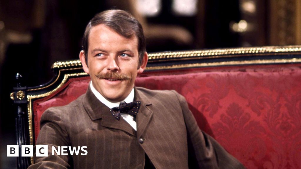 Carry On film star Julian Holloway dies, aged 80