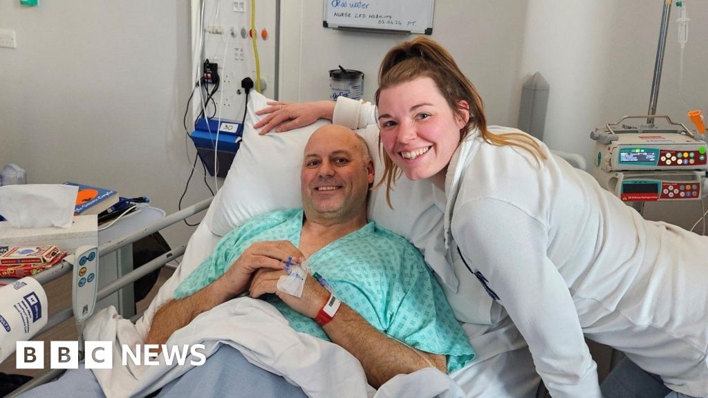 London Marathon: Wiltshire woman running after dad's rare cancer