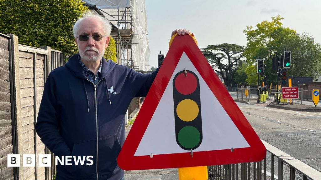 Bagshot residents angry at traffic light upgrade diversion