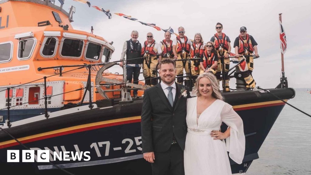 Yarmouth RNLI couple celebrate wedding day on lifeboat