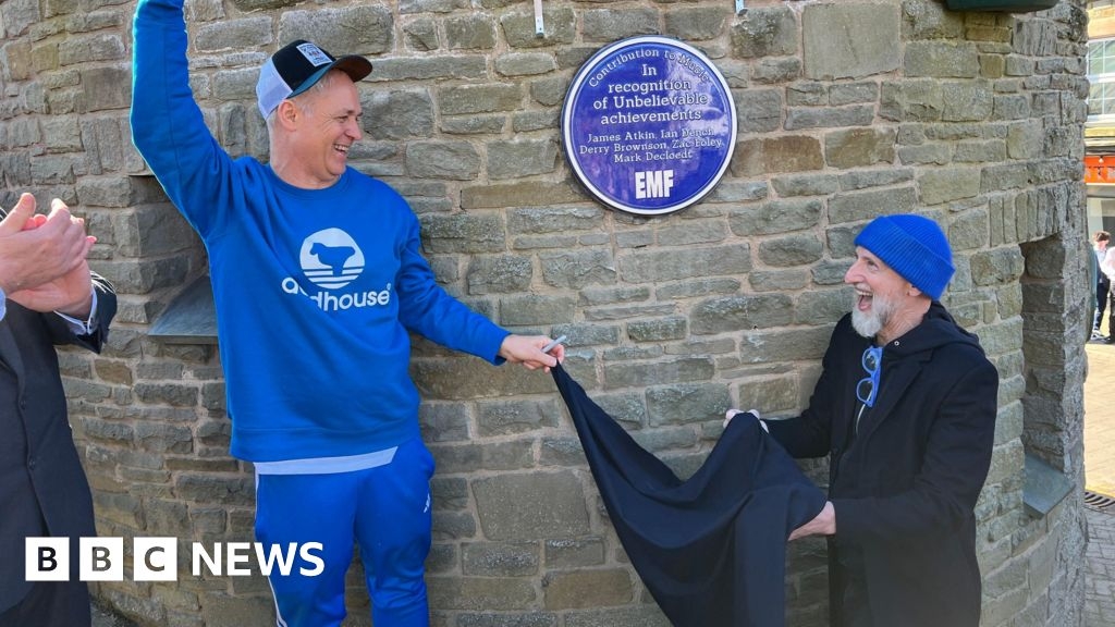 EMF: 90s heroes 'overwhelmed' by hometown blue plaque