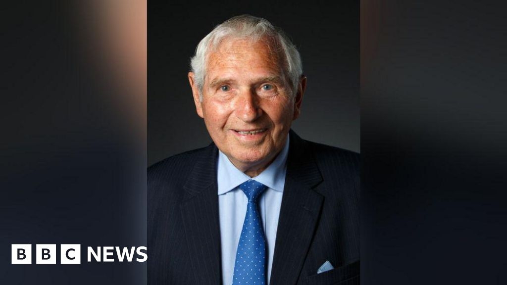 Spelthorne: Tributes paid following death of former mayor