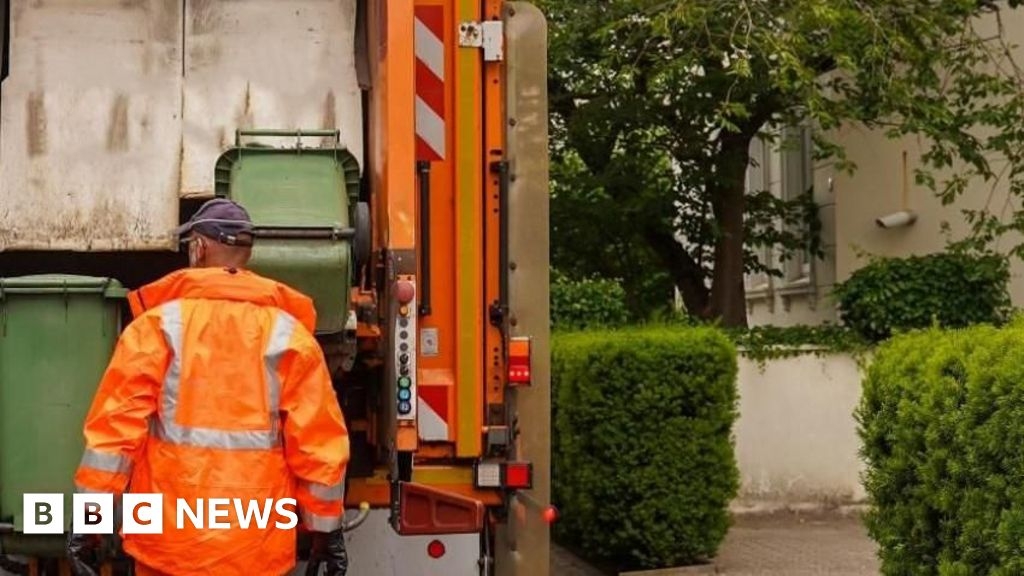 Peterborough waste and library staff vote against pay offer