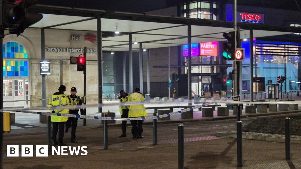 Bomb squad called to 'suspicious package' found in Hull