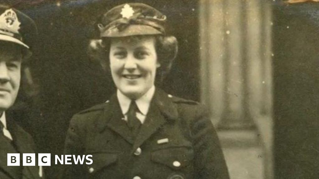 Gillian Tanner: Relatives visit London fire boat named after Blitz heroine