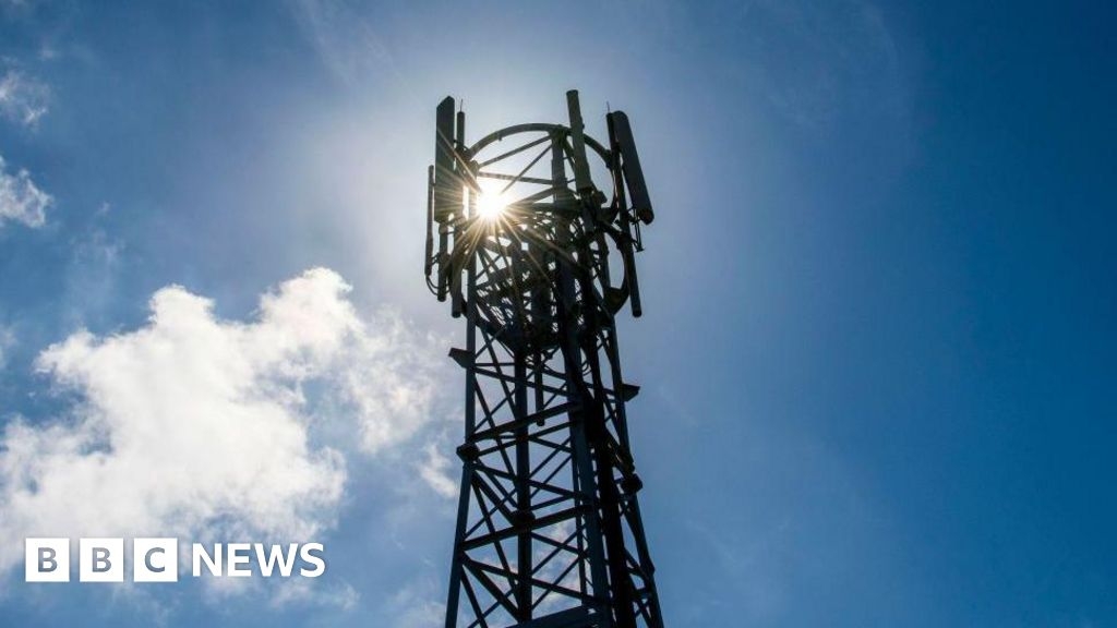 Anger over 'industrial eyesore' King's Lynn phone mast plan