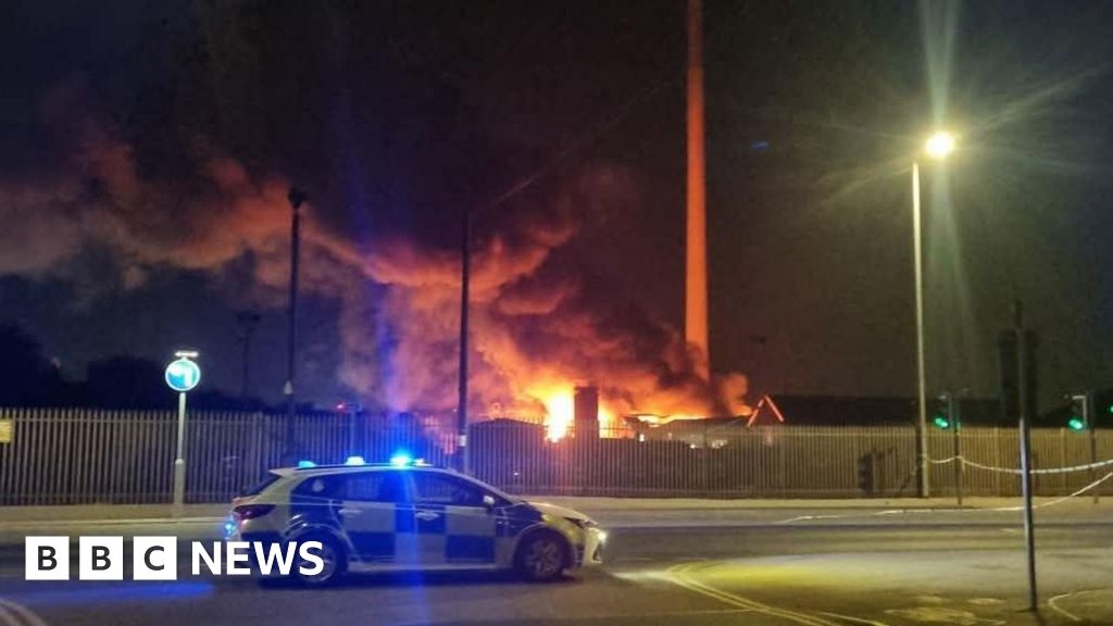 Hull fire crews tackle 'large-scale' warehouse blaze