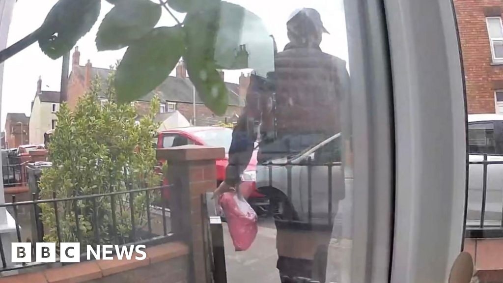 'My parcel was stolen after Evri dumped it,' says Lincoln woman