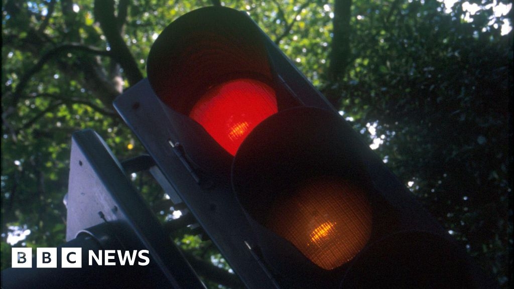 Traffic lights to give emergency vehicles TT access road priority