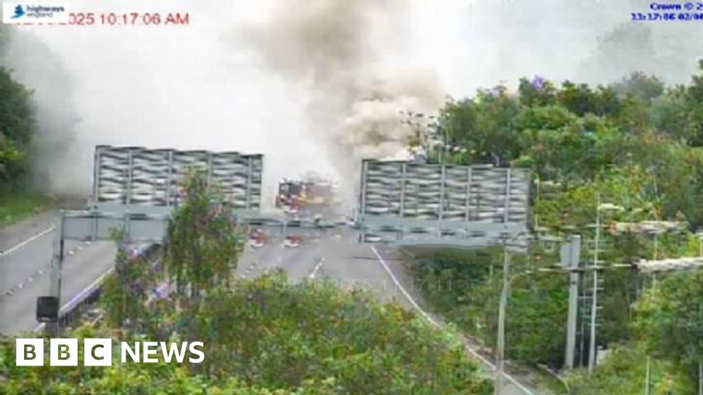 A1(M) near Hatfield closed both ways due to lorry fire