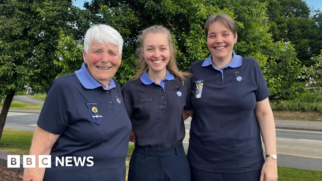 Worcestershire daughter, mother and grandmother achieve gold DofE