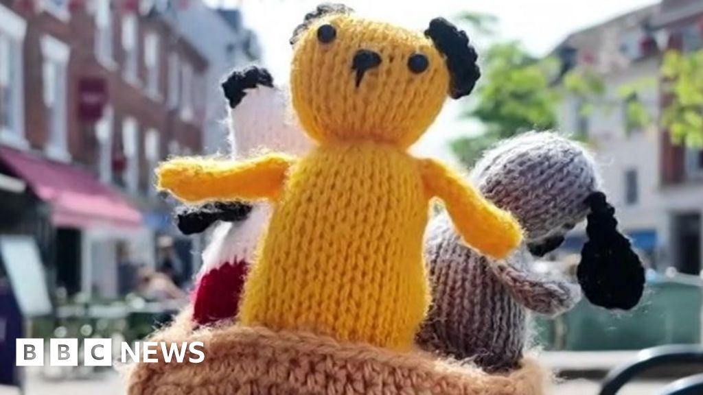 Knitted TV toppers adorn Romsey town centre