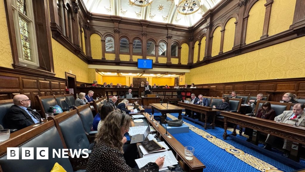 Isle of Man budget 'hits middle earners hardest', MHK says