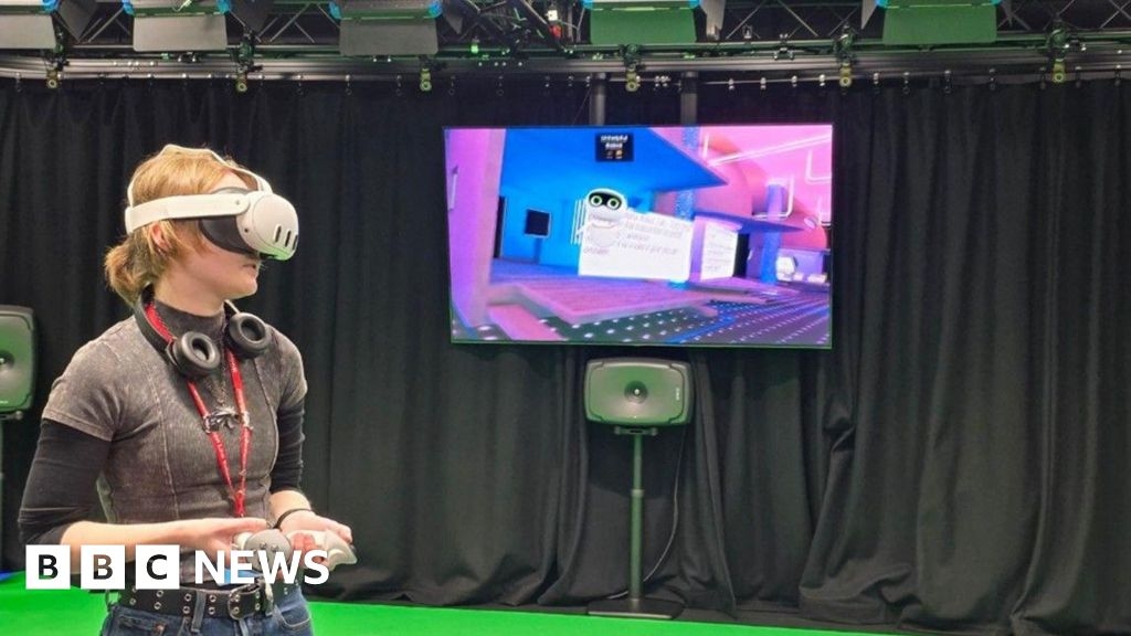 Wolverhampton University literature students experiment with VR