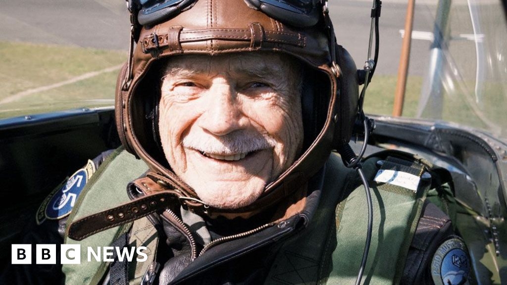 US WW2 fighter pilot takes to skies at Duxford in Mustang