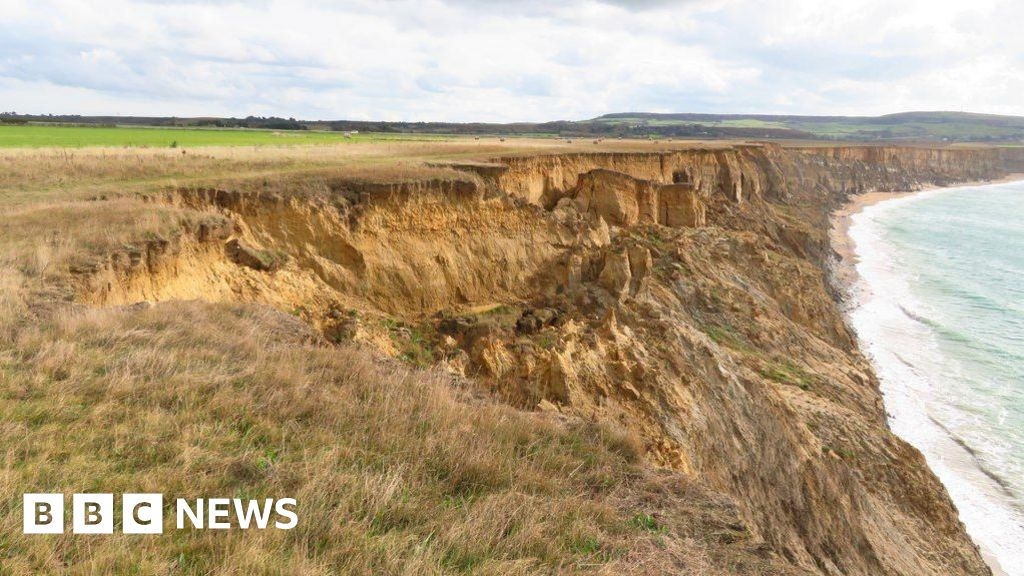 Isle of Wight walkers urged to avoid coast path after landslip
