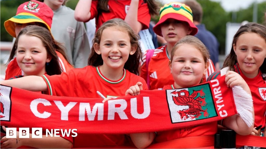 Fans give Wales squad noisy send-off to 2025 Women's Euros