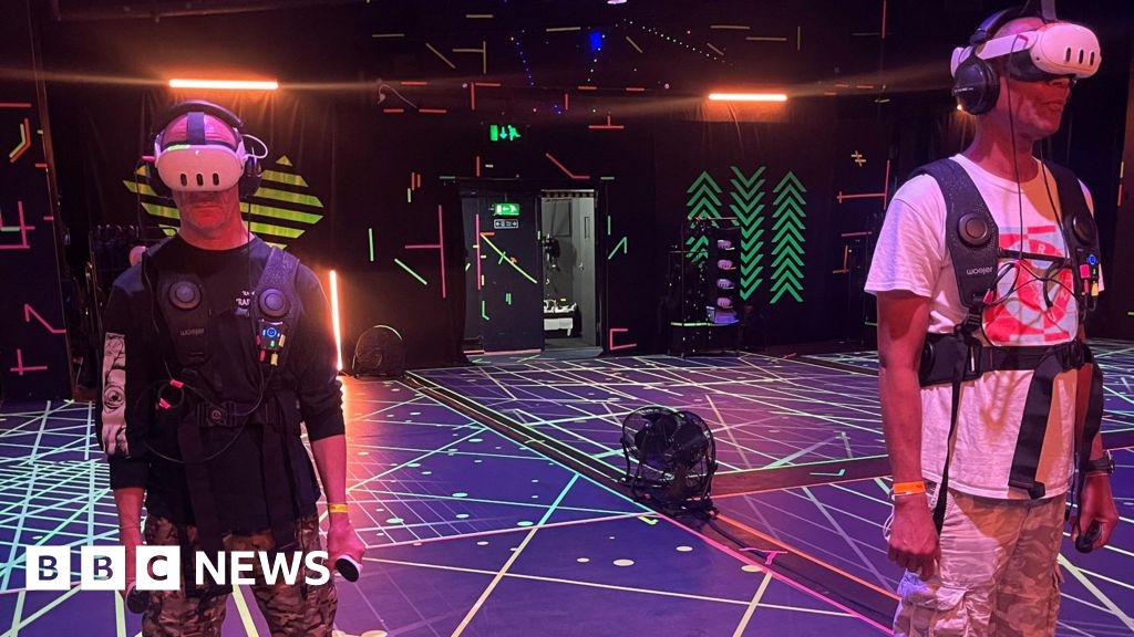 VR rave takes clubbers back to 1989's 'second summer of love'