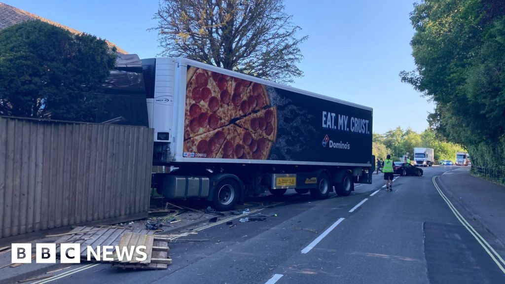 Domino's Pizza lorry crashes through garden fence in Brockenhurst