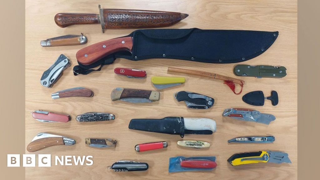 Chatteris boy hands in 24 knives during police weapons amnesty