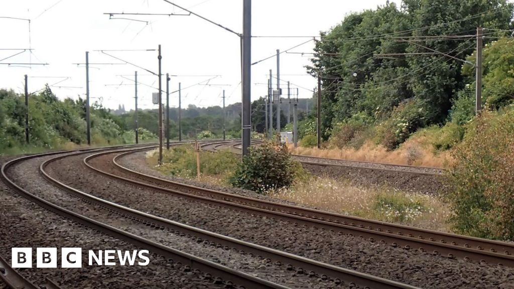 Rail worker nearly hit by high speed train near Luton