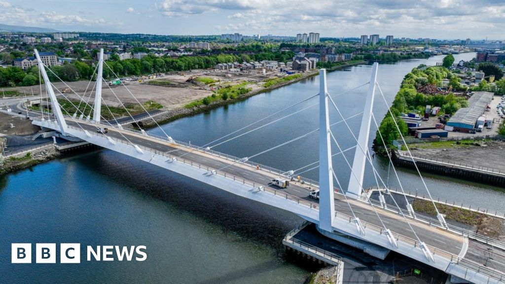 New Renfrew Bridge over River Clyde opens to road traffic