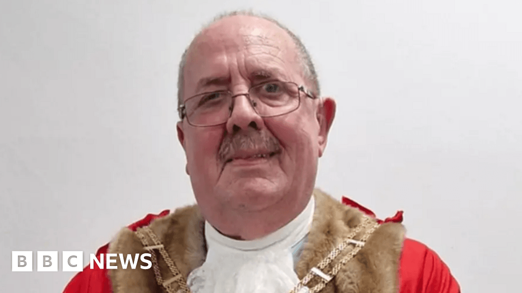Barry Panter: Mayor killed in crash was 'dedicated to community'