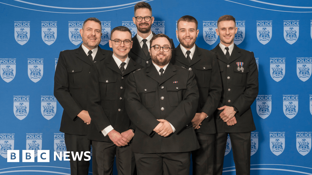 Officers who dealt with man with crossbow given bravery awards