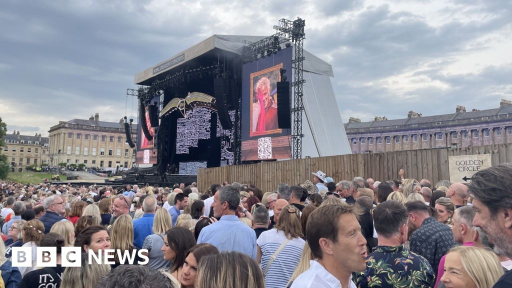 Robbie Williams' Bath gig 'chaotic' premium ticket holders say
