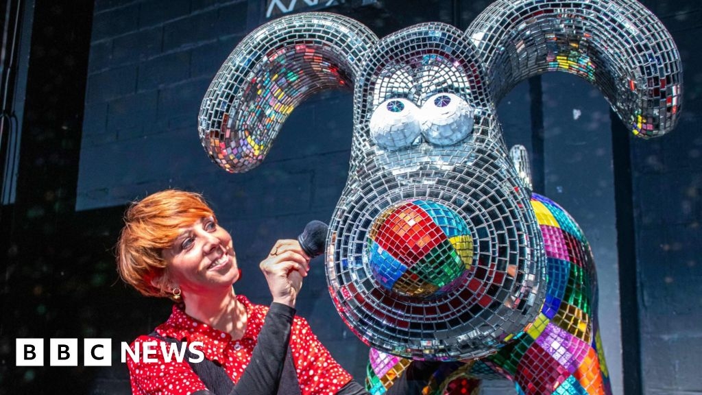 Headlines: 'Vandalised bus gate signs' and 'Gromit trail unveiled'
