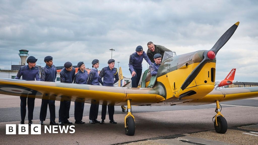 Cadets recreate WW2 aircraft photo at Luton Airport for VE Day