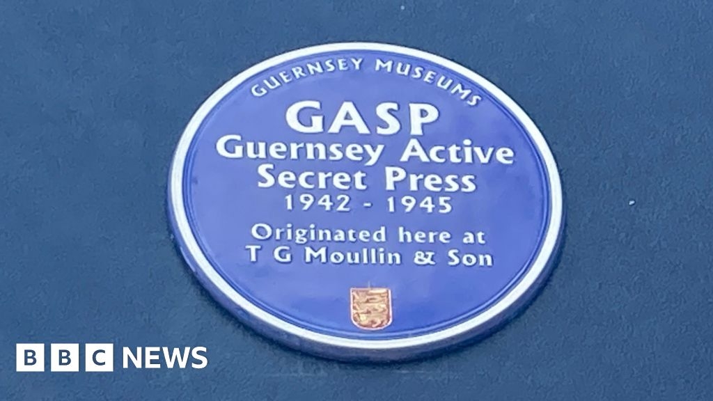 Blue plaque honouring Occupation secret news agents unveiled