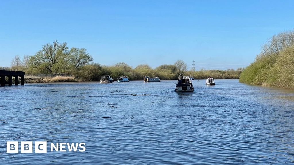 Flotilla of Lincolnshire boats protest over waterways funding