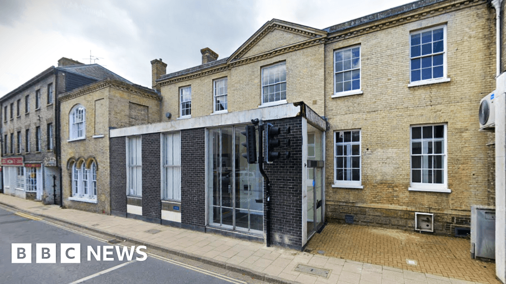 'Squatter haven' former Thetford bank could become flats