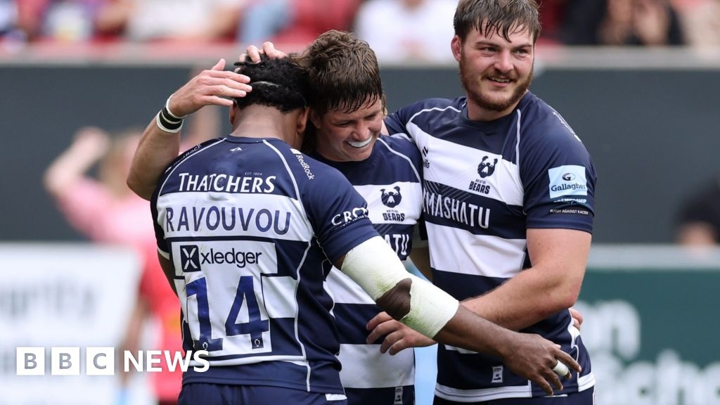 Bristol in Pictures: Bears face Bath derby as choir celebrates