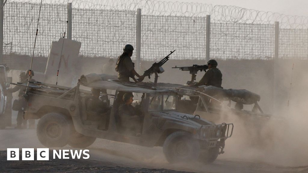 Gaza City: Palestinians flee IDF attacks as Israelis protest occupation plan