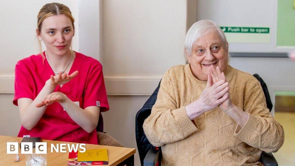 Wolverhampton theatre celebrates memory cafe opening
