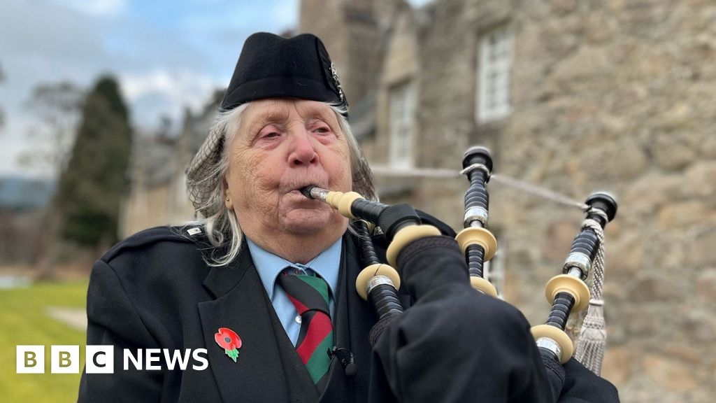 Lady Janes MacRae - the Scottish piper playing for the King on VE Day
