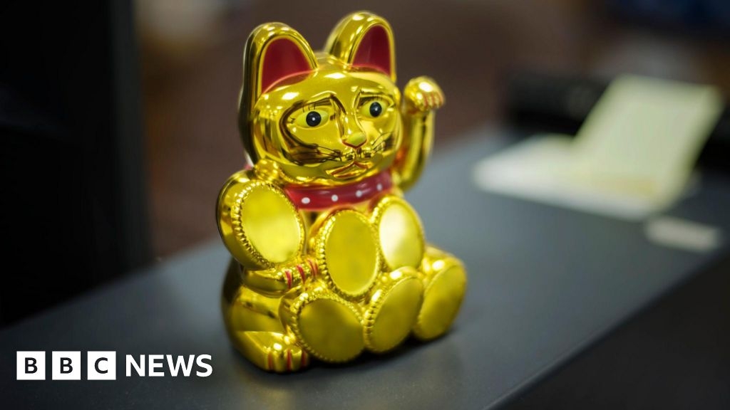 Gordon Ramsay's new London restaurant sees 477 lucky cat thefts