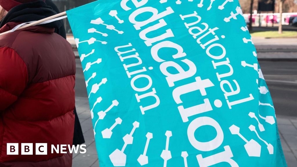 Teachers to continue strikes over longer school day