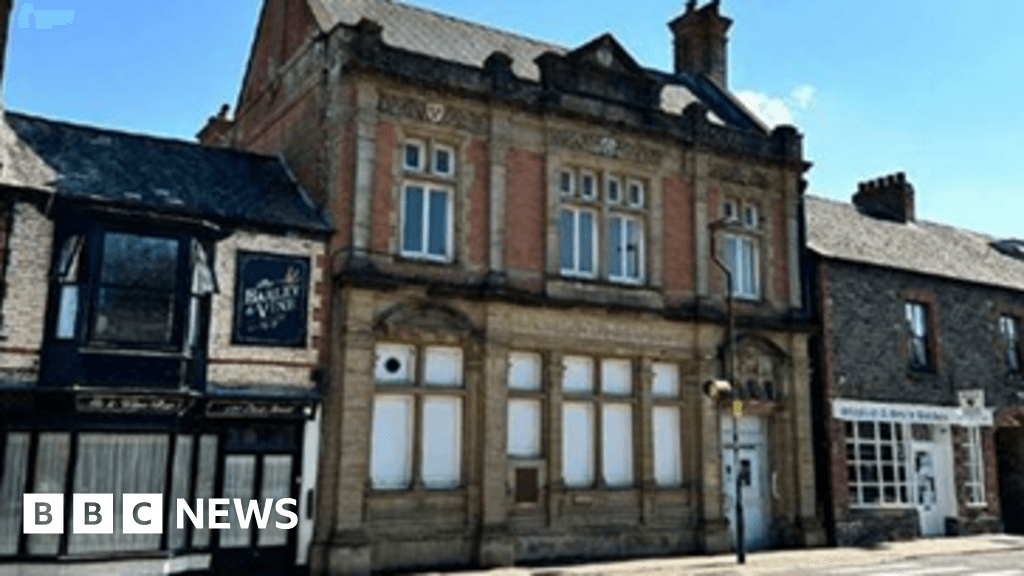 Ex South Molton bank could be turned into flats and retail unit
