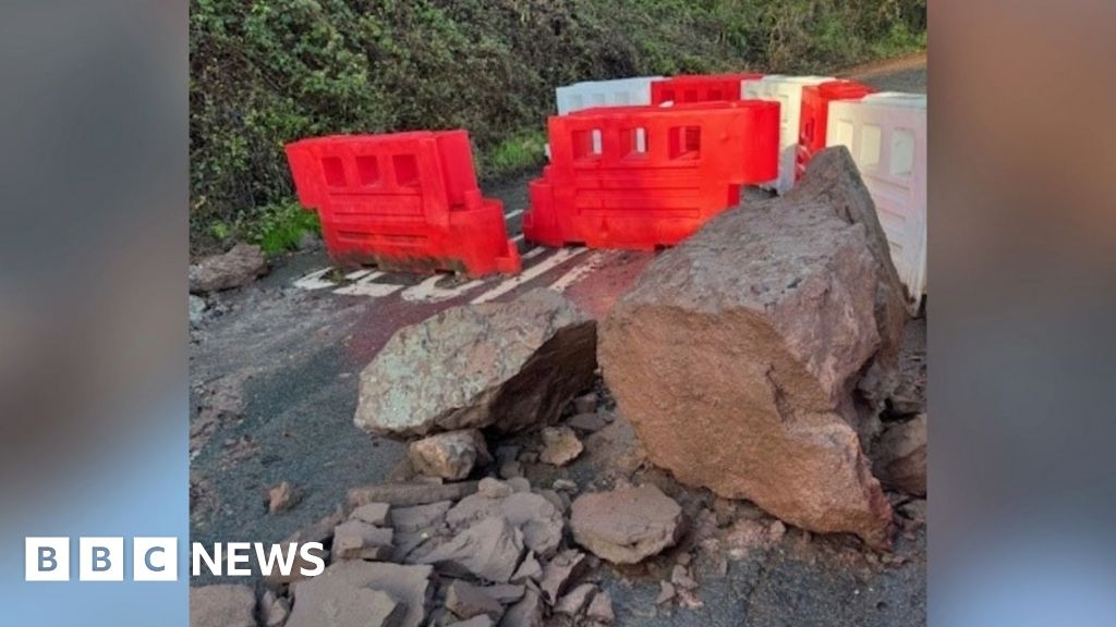 Rock fall shuts rural Hoarwithy road for more than six months