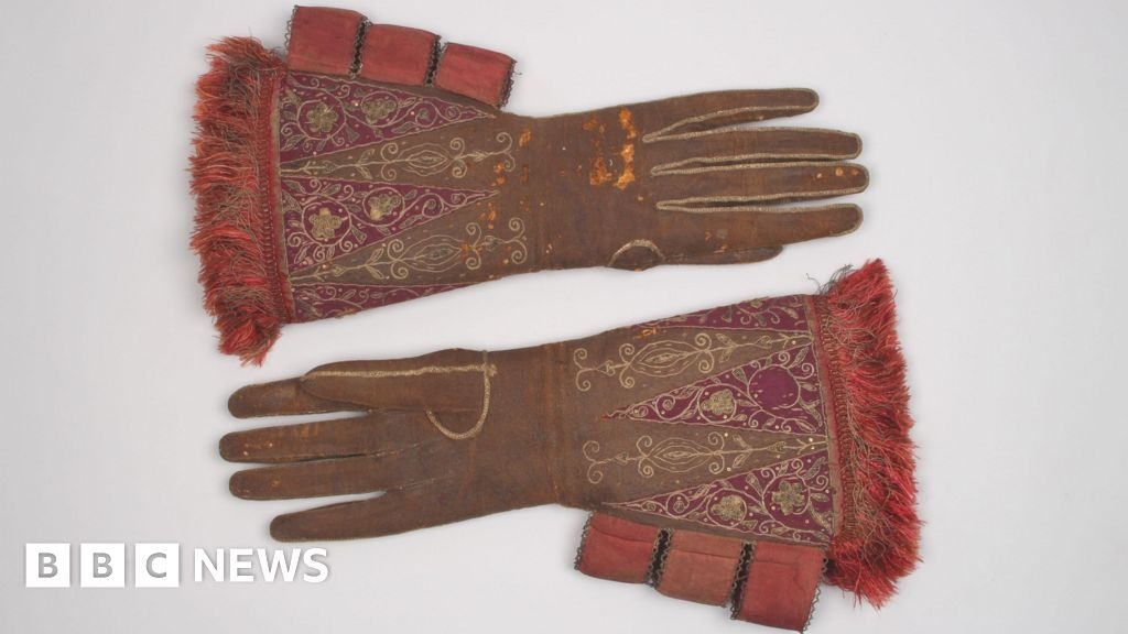 King James 1's gloves part of Fashion Museum Bath loan project