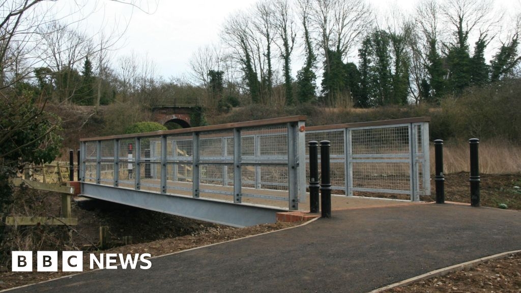 New Halesworth footbridge opens to replace 'unsafe' crossing