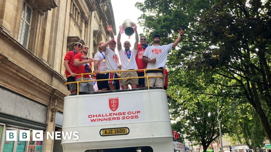 In pictures: Fans celebrate Hull KR Challenge Cup victory parade