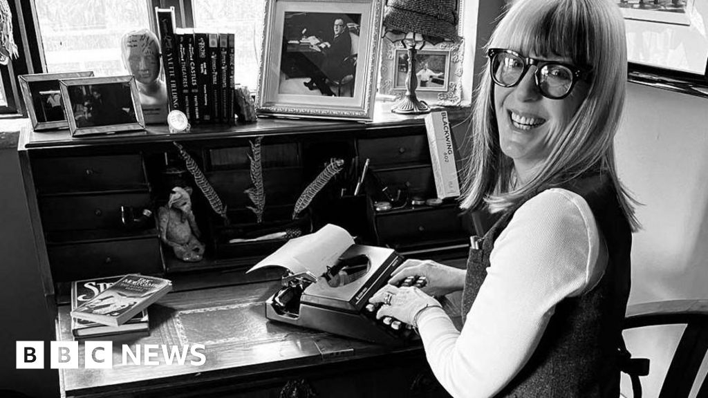 Yvette Fielding 'thrilled' to win Eric Morecambe desk at auction