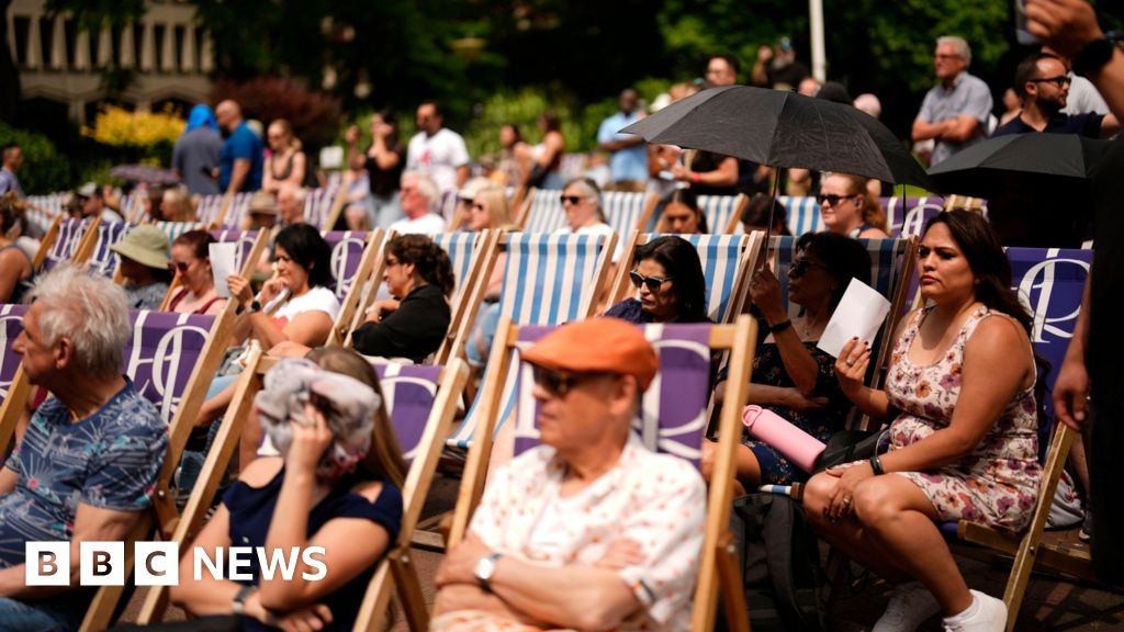 London swelters as heatwave hits its peak
