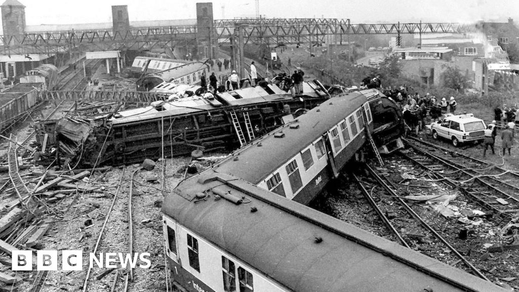Former firefighter remembers fatal Nuneaton rail crash of 1975
