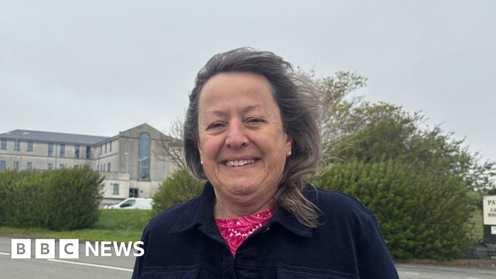 Ysbyty Tywyn ward closure having 'immoral' effect, families say
