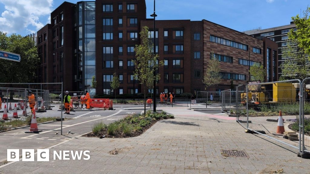 Swindon road reopens to pedestrians after delayed works